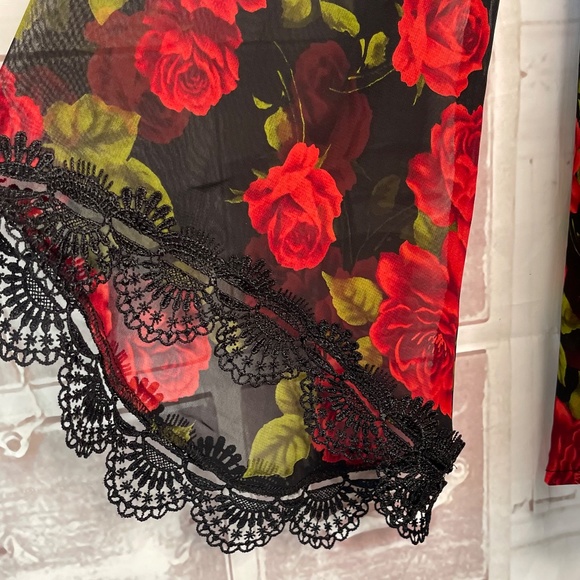 FOREVER 21 Womens Black Red Roses Chiffon B Neck Top Blouse Sz. Small Pre-owned - Picture 5 of 14